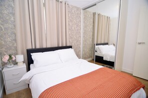 2 bedrooms, iron/ironing board, free WiFi, bed sheets - Apartment - Sleeps 4 - Spacious City Base, Wifi (London)