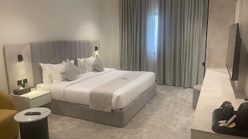 Habitación individual Deluxe, no fumadores | Tabla de planchar con plancha, wifi gratis, ropa de cama