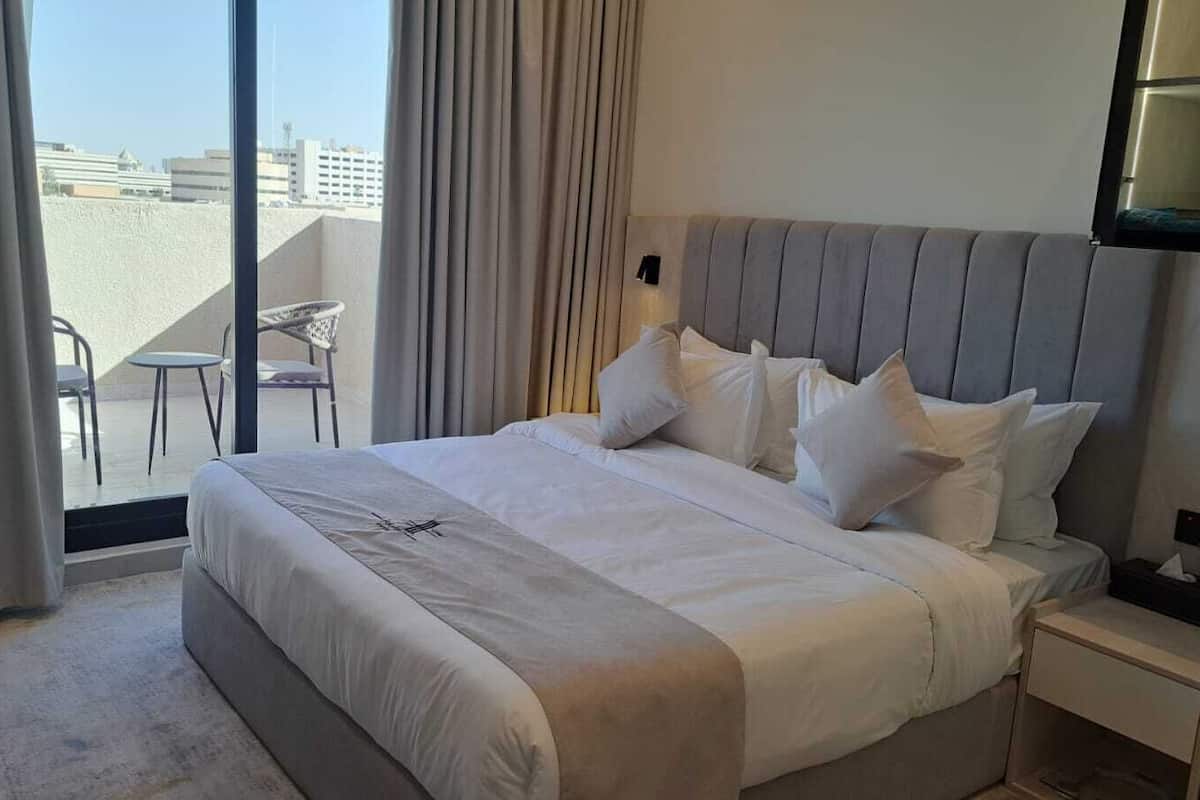 Deluxe-huone | Silitysrauta/-lauta, ilmainen Wi-Fi, vuodevaatteet