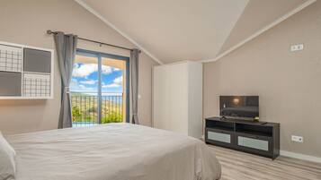 1 Schlafzimmer, Zimmersafe, Schreibtisch, Bügeleisen/Bügelbrett