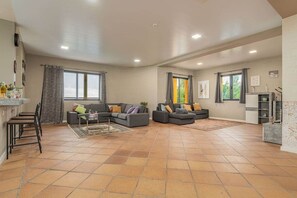 Interior - Suite 2 - Courtyard View (Gaula)