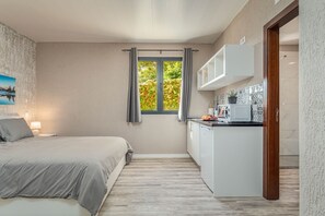 1 habitación, caja de seguridad en la habitación y escritorio 