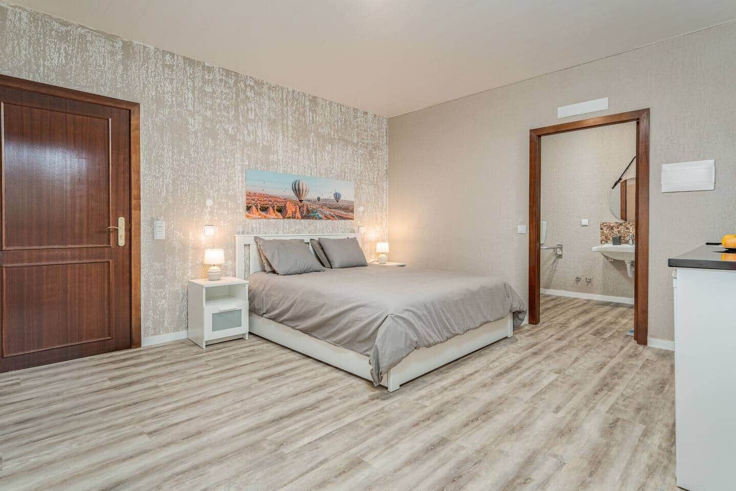 1 habitación, tabla de planchar con plancha, wifi y ropa de cama 