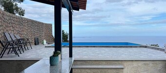 Suite 7 -
Private veranda with ocean view