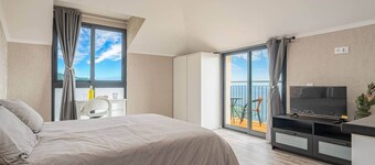 Suite 7 -
Private veranda with ocean view