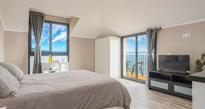 Suite 7 -
Private veranda with ocean view