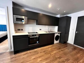 Frigorífico, microondas, horno y placa de cocina