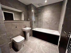 Shower, hair dryer, towels - Family/business/long Stay- Wifi, Parking, Sleeps 4 (Salford)