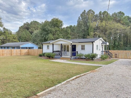 2BR Raleigh Hideaway - Huge Fenced In Yard!