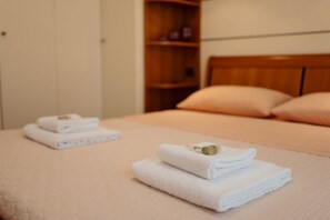 2 bedrooms, iron/ironing board, travel cot - GuestHost - Comfortable and spacious 58 squared meters apartment, perfect for four people, located on the sixth and top floor of a residential building with a lift (NOT suitable for disabled guests).The property is located in a central and extremely conv (Sanremo)