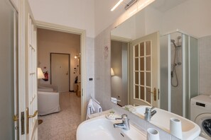 Regadera, bidet, toallas 