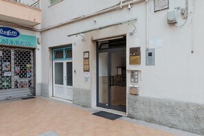Exterior detail - GuestHost - Comfortable and spacious 58 squared meters apartment, perfect for four people, located on the sixth and top floor of a residential building with a lift (NOT suitable for disabled guests).The property is located in a central and extremely conv (Sanremo)