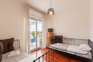 2 bedrooms, iron/ironing board, travel cot - GuestHost - Comfortable and spacious 58 squared meters apartment, perfect for four people, located on the sixth and top floor of a residential building with a lift (NOT suitable for disabled guests).The property is located in a central and extremely conv (Sanremo)