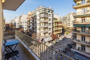 Un balcón con vista a un conjunto de edificios residenciales de varios pisos.