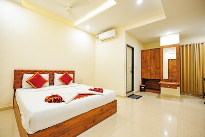 Hotel Rajdhani Inn & Suites