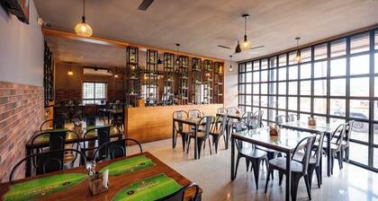 Hotel Rajdhani Inn & Suites