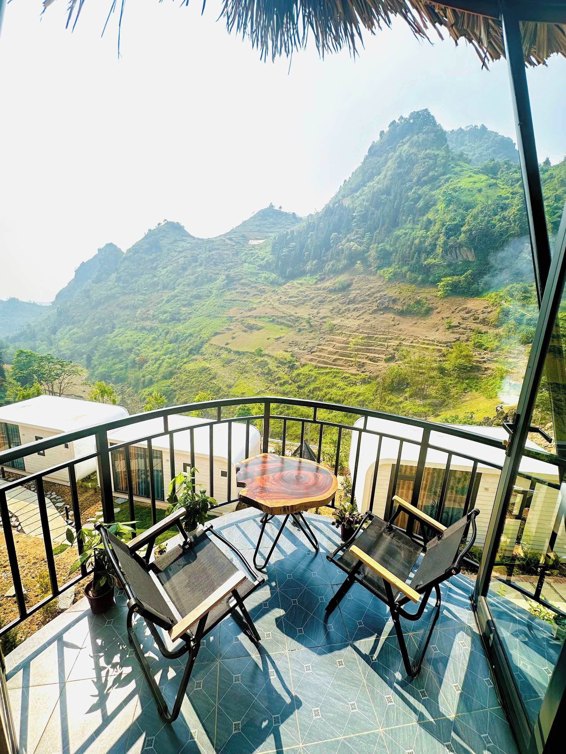 Escritorio, espacio para trabajar con laptop y wifi gratis 