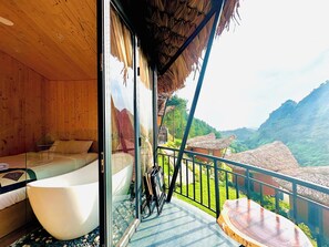 Deluxe Bungalow, Mountain View | Bathroom | Free toiletries, hair dryer, towels, soap - Co De Chai Herbal Retreat Bac Ha (Bac Ha)