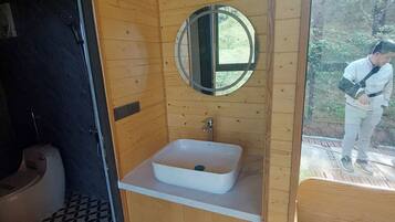 Articles de toilette gratuits, sĂšche-cheveux, serviettes fournies, savon