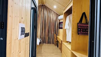 Articles de toilette gratuits, sĂšche-cheveux, serviettes fournies, savon