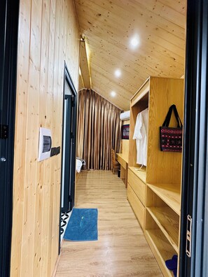 Artículos de tocador gratuitos, secador de pelo, toallas, jabón