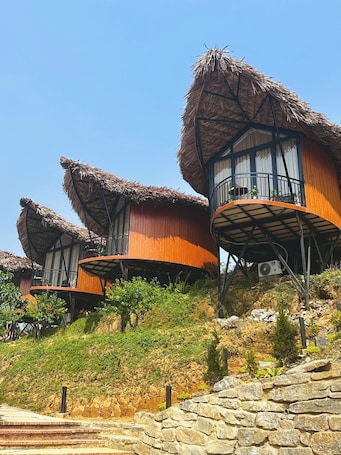 Desk, laptop workspace, free WiFi. Co De Chai Herbal Retreat Bac Ha
