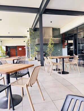 Outdoor dining - A Modern & Homely 1 Bedroom Apartment @ The Blyde Crystal Lagoon Estate (Pretoria)