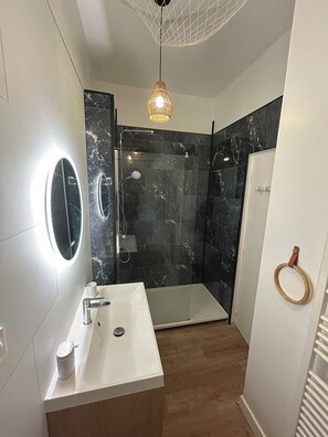 Shower, hair dryer, towels, soap - Chez Jeannot - Apartment 4/5 pers. Cosy downtown location a stone's throw from the sea. (Boulogne-sur-Mer)