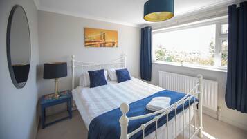 4 bedrooms, iron/ironing board, WiFi, bed sheets