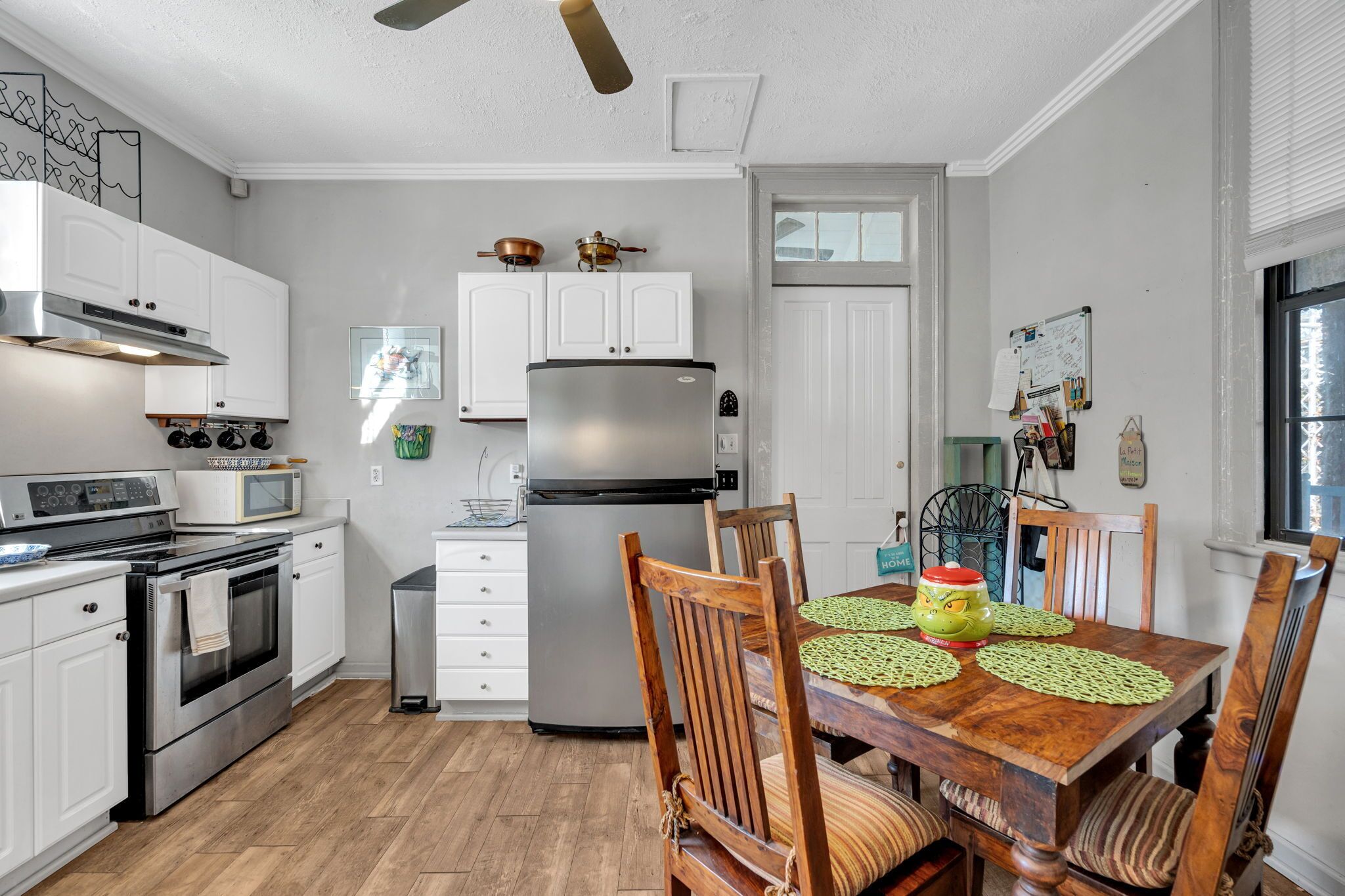 Mikrowelle, Herdplatte, Kochgeschirr/Geschirr/Besteck, Esstisch