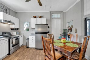 Mikrowelle, Herdplatte, Kochgeschirr/Geschirr/Besteck, Esstisch