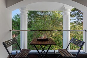 Classic Double Room, Balcony, City View | Outdoor dining - SinQ Symbol (Calangute)