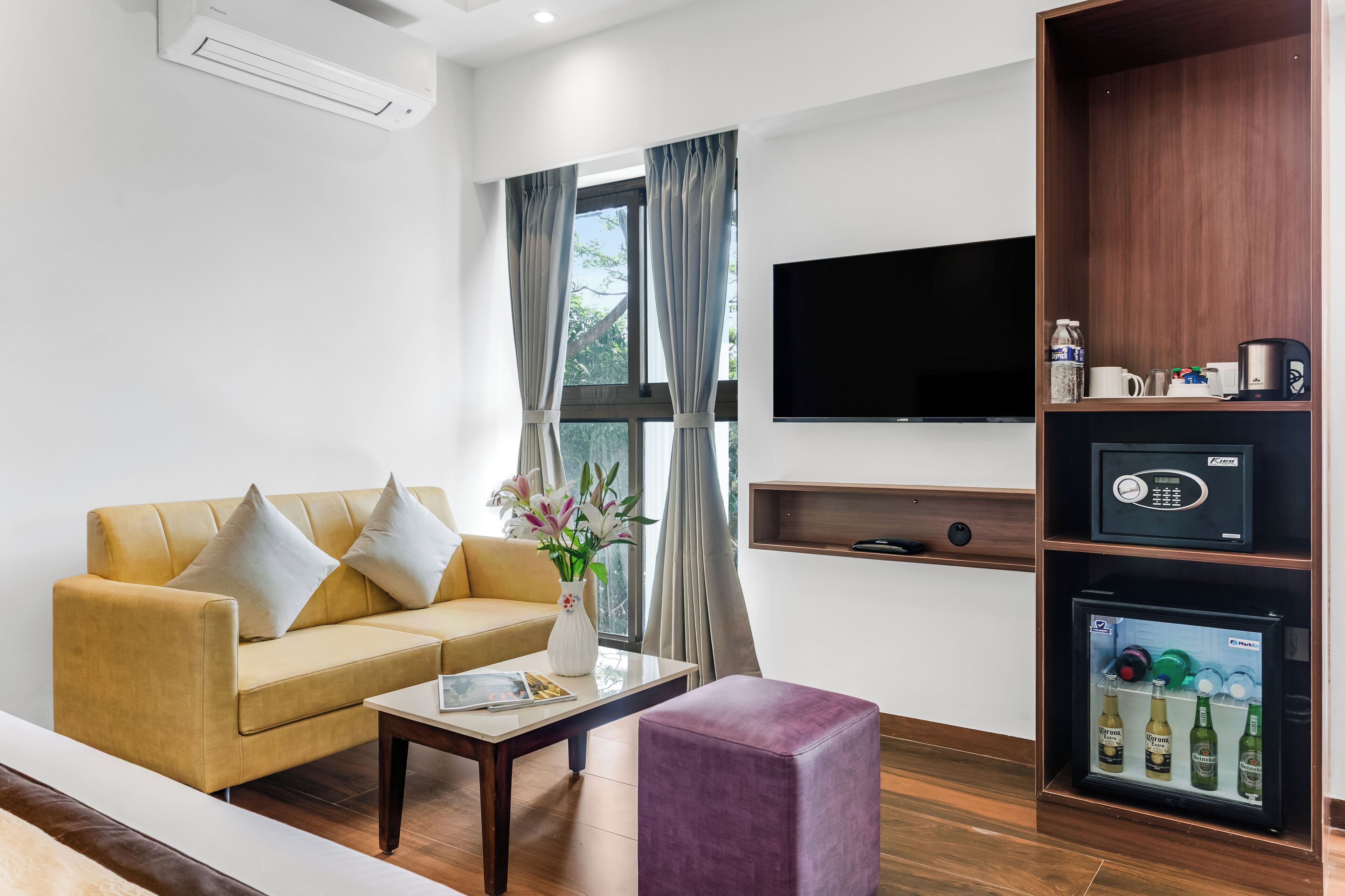 Elite Double Room, City View | Living area