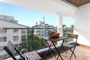 ห้องซิกเนเจอร์สวีท, ระเบียง, วิวเมือง | รับประทานอาหารกลางแจ้ง
