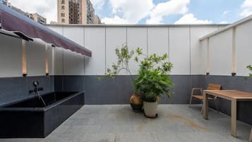 Luxury-Dreibettzimmer, Stadtblick | Unterkunftsgelände