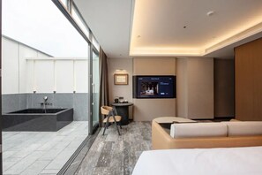 Kolmen hengen luksushuone, kaupunkinäköala | Työpöytä, kannettavalle tietokoneelle sopiva työtila, ilmainen Wi-Fi