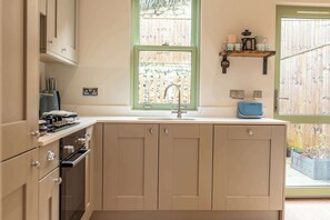 Fridge, oven, stovetop, coffee/tea maker - Beautiful home in Portland by the beach, sleeps 6! (Dorset)