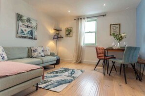 Een televisie en een kantoor