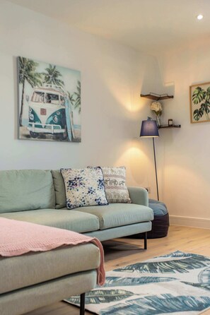 TV, offices - Beautiful home in Portland by the beach, sleeps 6! (Dorset)