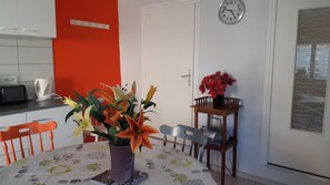 Dining - House in country village close to town and free freeway (Orbeil)