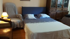 Iron/ironing board, Internet, bed sheets - House in country village close to town and free freeway (Orbeil)