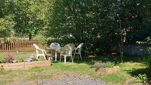 Outdoor dining - House in country village close to town and free freeway (Orbeil)