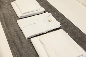 Shower, hair dryer, towels, soap - Avant Hotel (Bishkek)