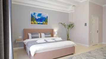 Habitación estándar doble, vistas al patio | Espacio para trabajar con un portátil y cortinas opacas