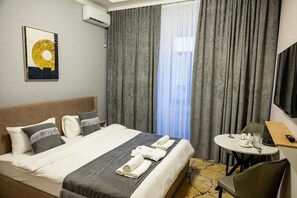 Khu vực làm việc phù hợp cho laptop, màn/rèm cản sáng, phòng cách âm 