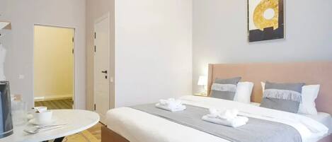 Habitación doble económica | Espacio para trabajar con laptop, cortinas blackout y insonorización