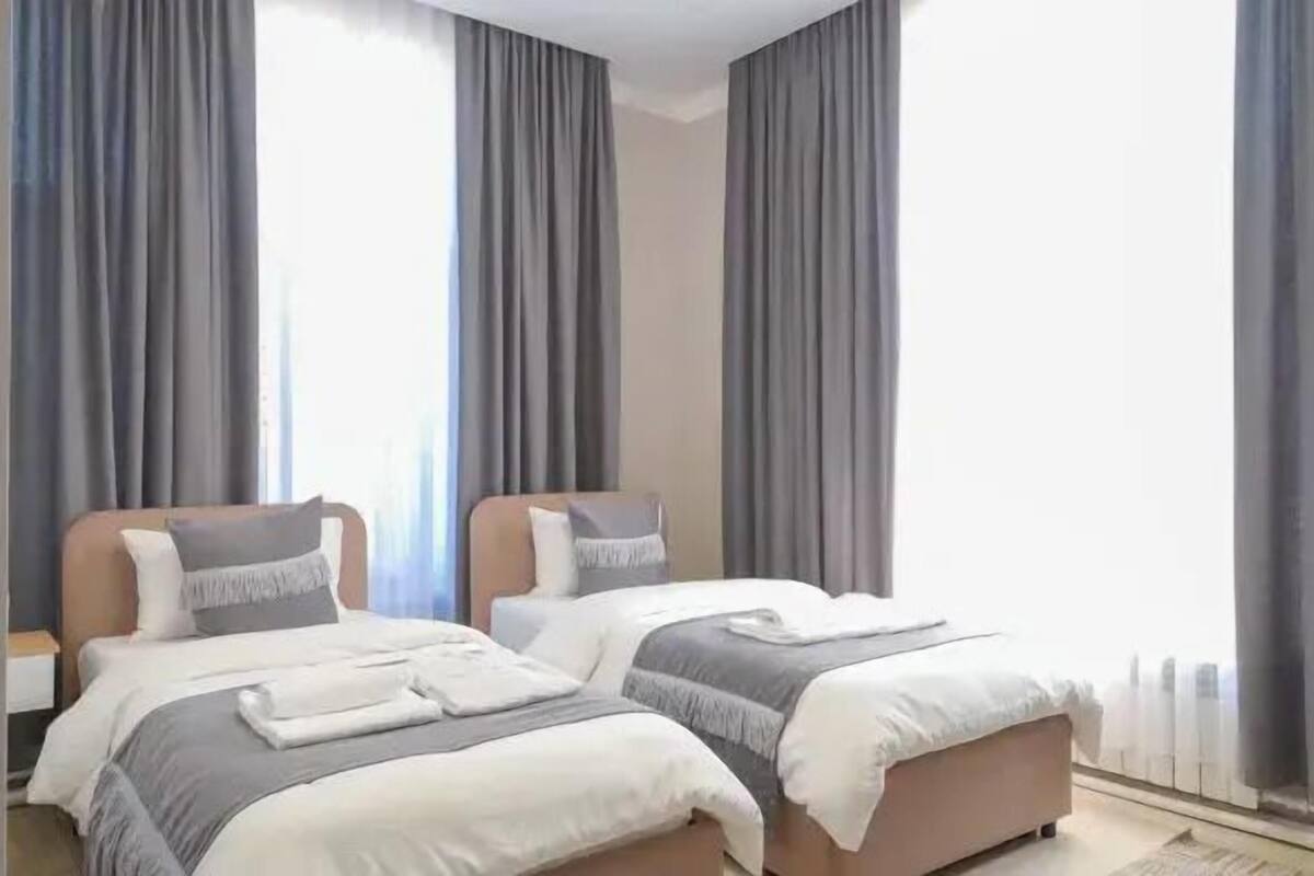 标准双床房 | 笔记本电脑工作区、遮光窗帘、隔音、免费 WiFi