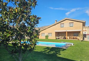 Outdoor pool - Mi limón mi limonero cottage with fenced pool and large garden (Valtierra)