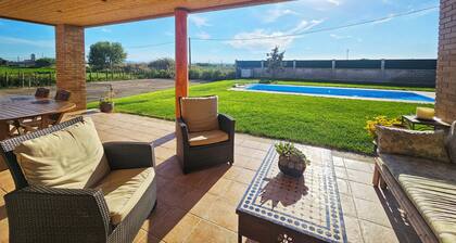 Mi limón mi limonero cottage with fenced pool and large garden