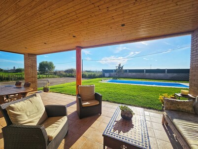 Mi limón mi limonero cottage with fenced pool and large garden